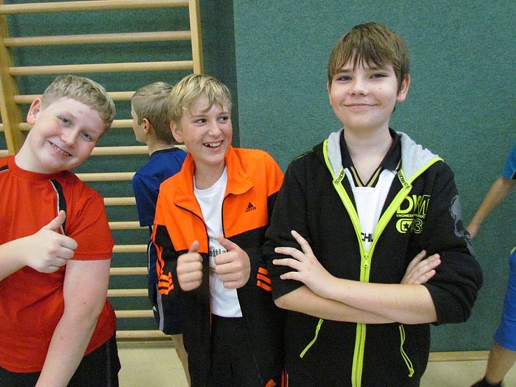 Bunte Sportspiele an einem grauen Regenfreitag