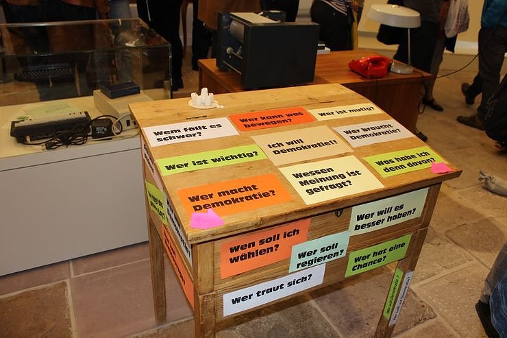 25 Jahre Demokratie dargestellt