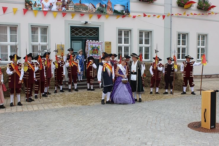 Hausm&auml;nner laden zum Bauernmarkt ein