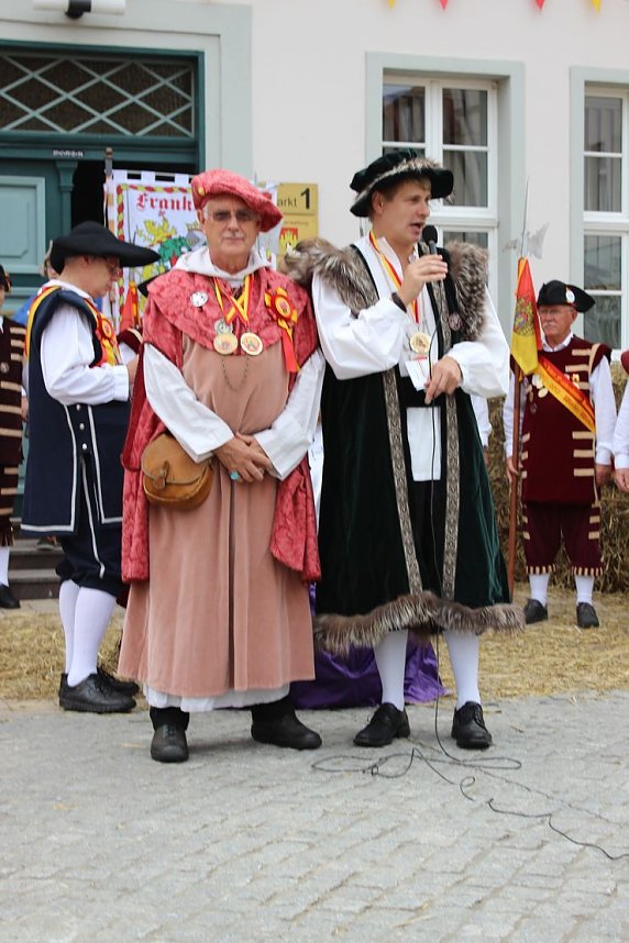 Hausm&auml;nner laden zum Bauernmarkt ein