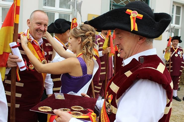Hausm&auml;nner laden zum Bauernmarkt ein