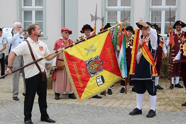 Hausm&auml;nner laden zum Bauernmarkt ein