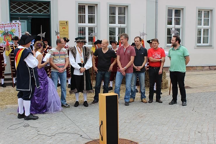 Hausm&auml;nner laden zum Bauernmarkt ein