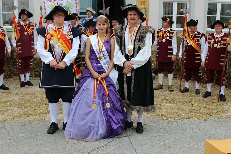 Hausm&auml;nner laden zum Bauernmarkt ein