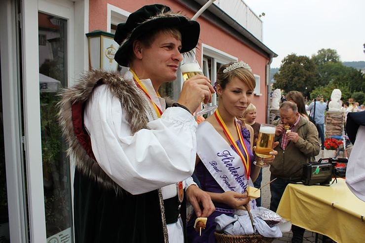 Hausm&auml;nner laden zum Bauernmarkt ein