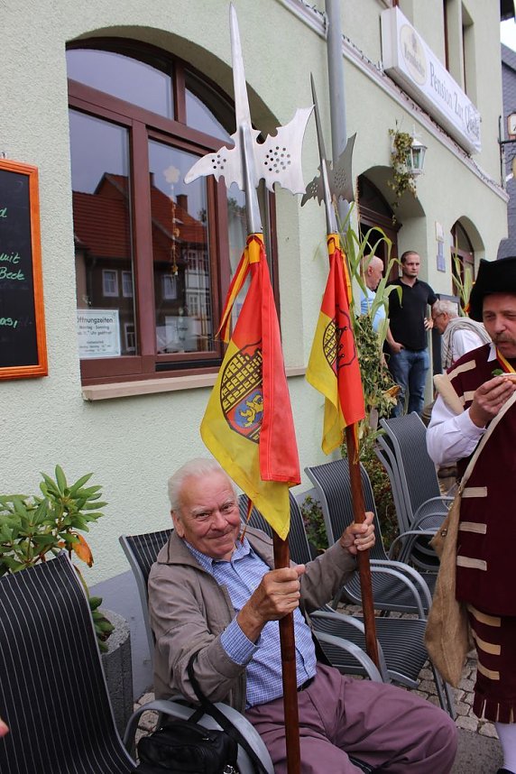 Hausm&auml;nner laden zum Bauernmarkt ein