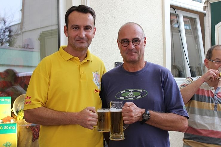 Hausm&auml;nner laden zum Bauernmarkt ein