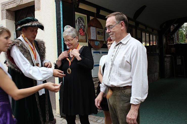 Hausm&auml;nner laden zum Bauernmarkt ein