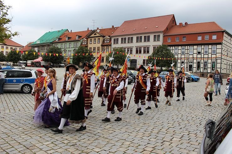 Hausm&auml;nner laden zum Bauernmarkt ein
