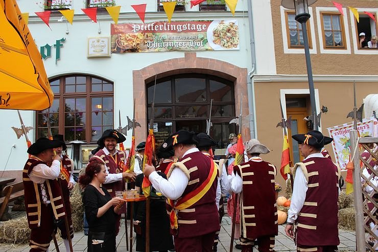 Hausm&auml;nner laden zum Bauernmarkt ein