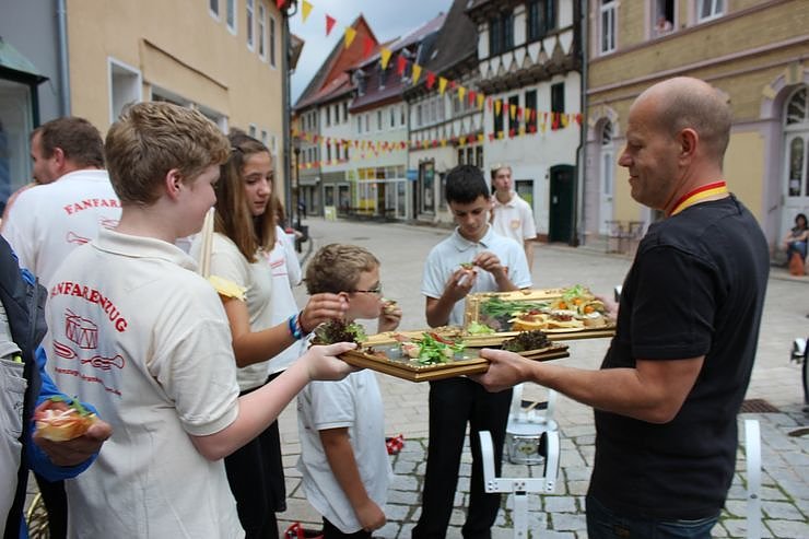 Hausm&auml;nner laden zum Bauernmarkt ein