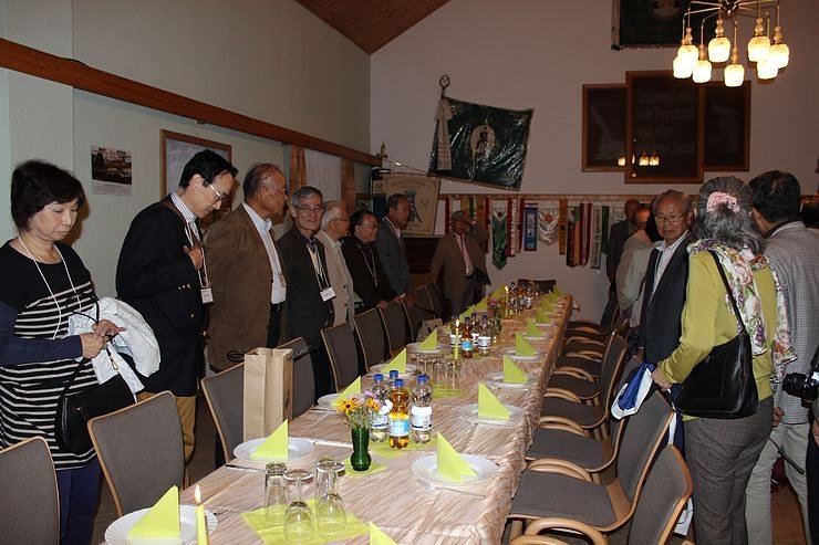 M&auml;nnerchor aus Japan begr&uuml;&szlig;t