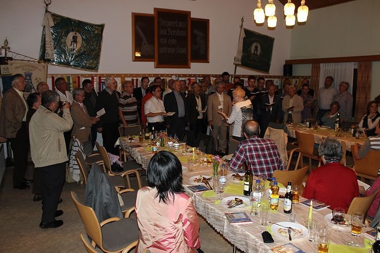 M&auml;nnerchor aus Japan begr&uuml;&szlig;t