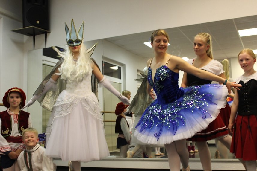 Die Eleven des Tanzstudios Radeva &uuml;ben die "Schneek&ouml;nigin" ein