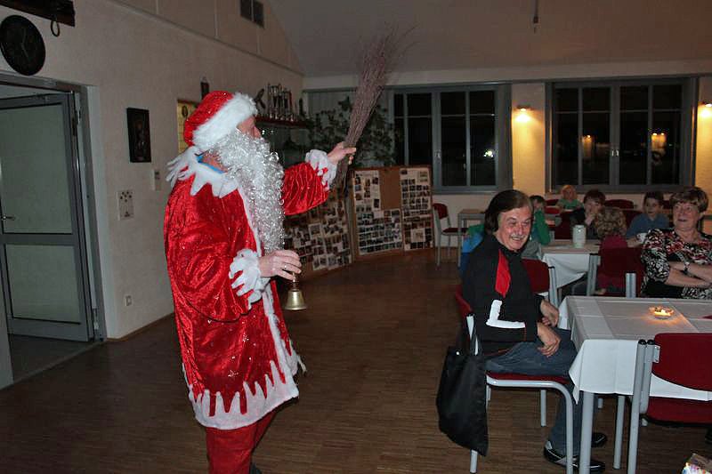 Weihnachtsmann kam mit Rentier