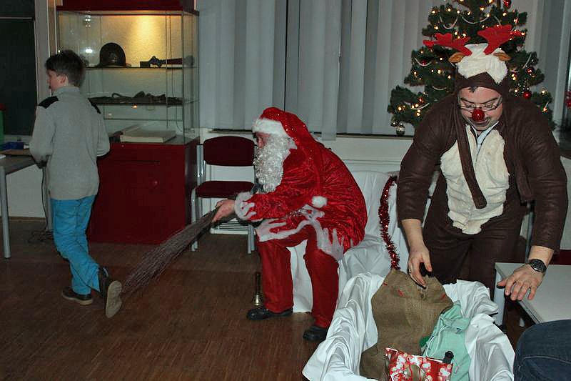 Weihnachtsmann kam mit Rentier