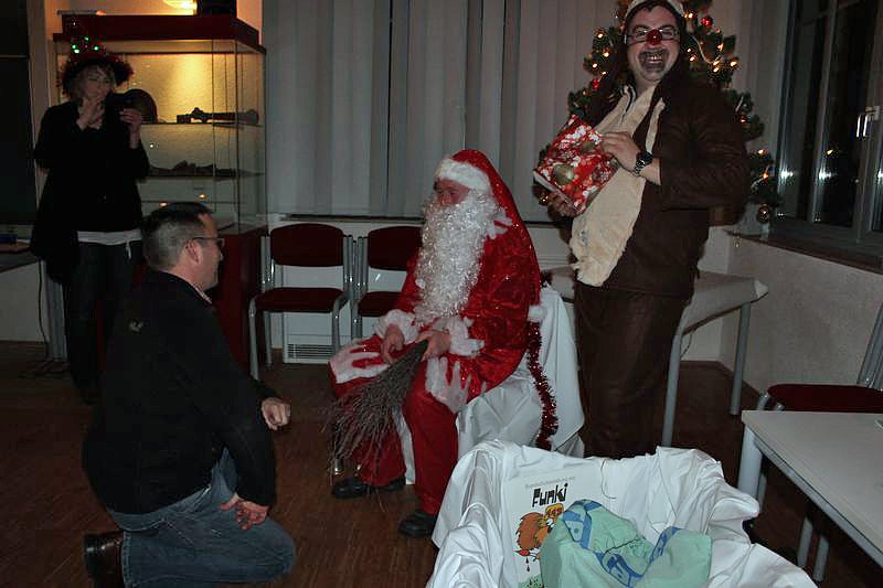 Weihnachtsmann kam mit Rentier