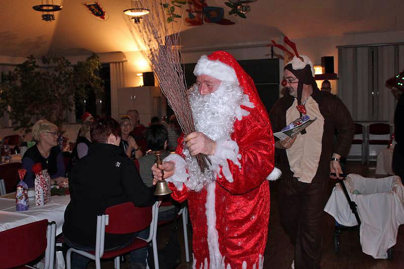 Weihnachtsmann kam mit Rentier