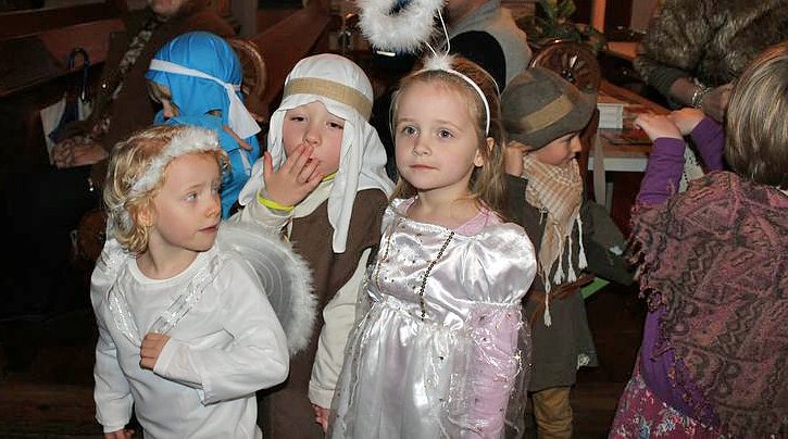Krippenspiel und Weihnachtsmarkt