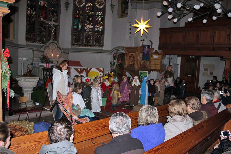 Krippenspiel und Weihnachtsmarkt