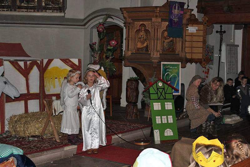 Krippenspiel und Weihnachtsmarkt