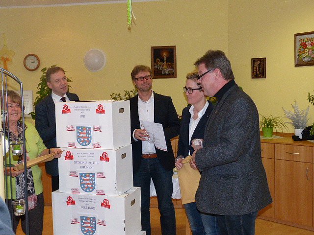 &Uuml;bergabe der Bauschutzbrillen an Abgeordneten des Landtages