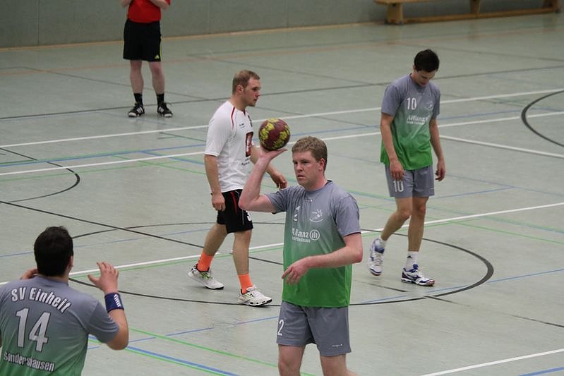 Handballer beim Derby (Halbzeit)