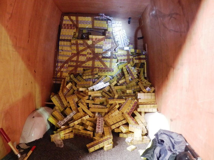 Zoll: Zigaretten unter doppeltem Boden