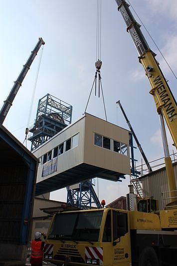 Neue Seilfahrtsbr&uuml;cke wird montiert