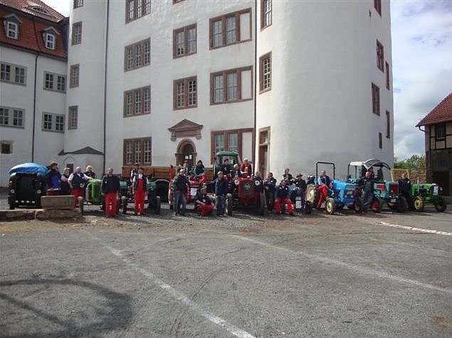 Schlepper und Traktoren auf dem Schlosshof