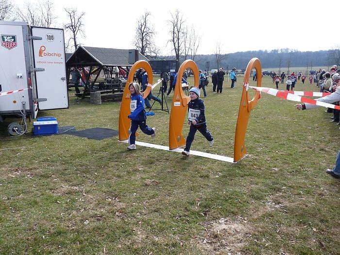 Kinder und Jugendliche beim Possenlauf