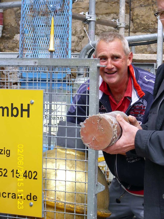 In Wetterfahne und Turmkugel geschaut