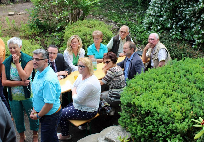 Mit Zauber verabschiedet