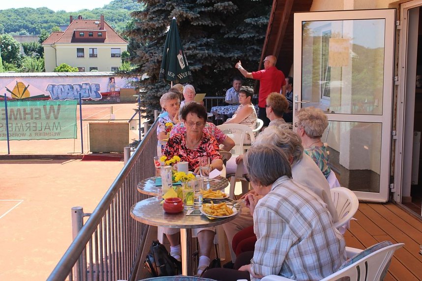 Hei&szlig;er Tennisschaukampf
