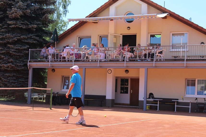 Hei&szlig;er Tennisschaukampf