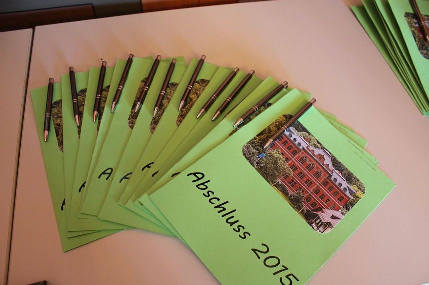 Feierlich Zeugnisse erhalten