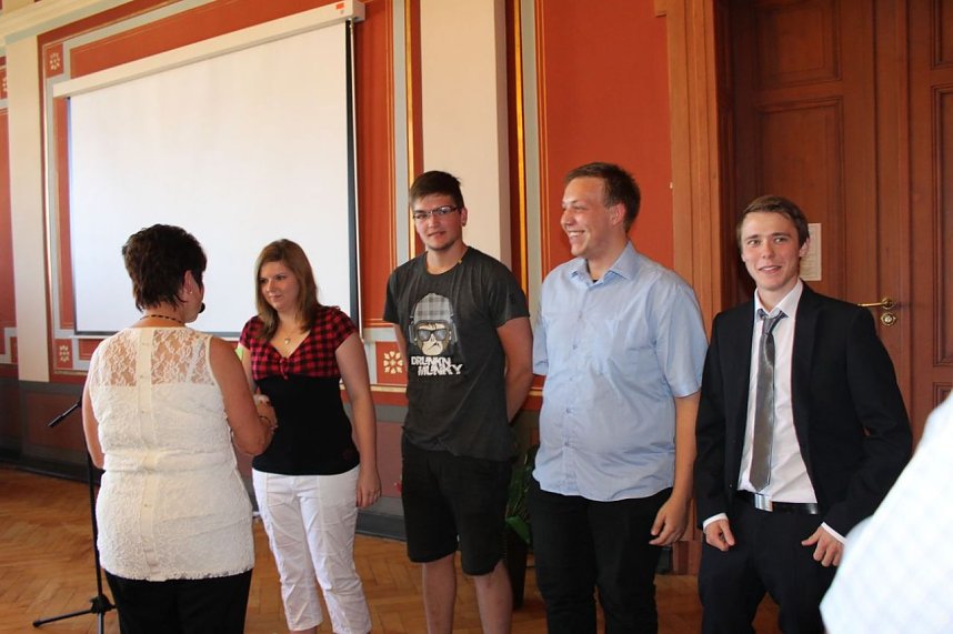 Feierlich Zeugnisse erhalten