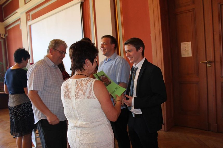 Feierlich Zeugnisse erhalten