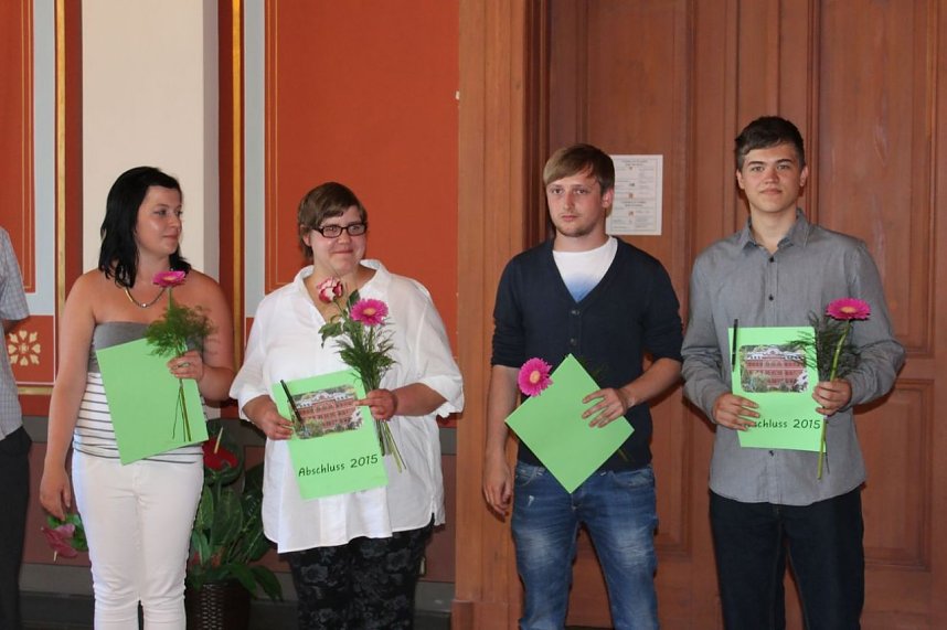 Feierlich Zeugnisse erhalten