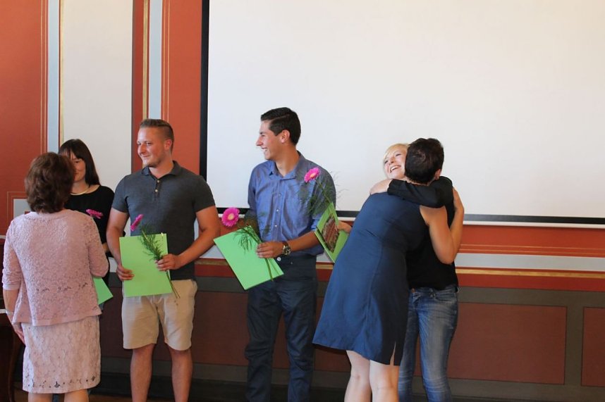 Feierlich Zeugnisse erhalten