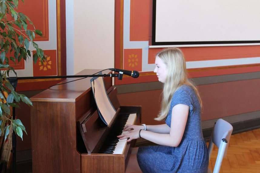 Feierlich Zeugnisse erhalten