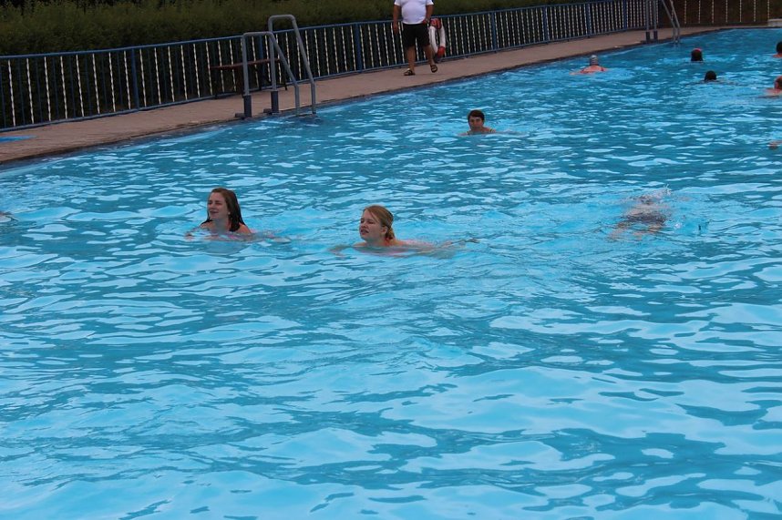 24-Stunden-Schwimmen gestartet