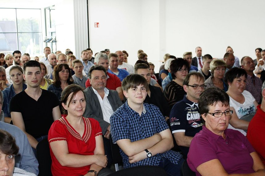 Interessiert verfolgten die neuen Auszubildenden und deren Eltern, was Helmut Peter und vier seiner Nachwuchskr&auml;fte zu berichten hatten