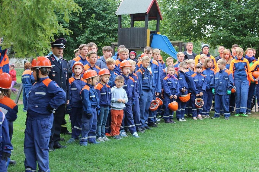 Bei der Er&ouml;ffnung der Wettk&auml;mpfe dabei der B&uuml;rgermeister von Ebeleben (SPD). Mit Schwimmbad in Ebeleben bieten wir ein gute Wettkampfst&auml;tte. Und in der Tat, es ist gut Platz vorhanden und wenn wirklich mal stark die Sonne scheint, spende B&auml;ume Schatten. Und in der Wettkampfpausen k&ouml;nnen die Spielger&auml;te genutzt werden. 