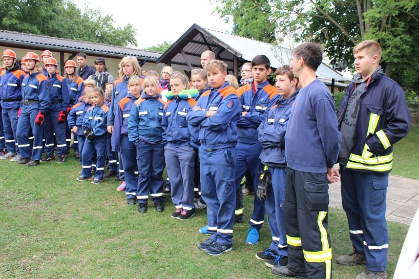 Bei der Er&ouml;ffnung der Wettk&auml;mpfe dabei der B&uuml;rgermeister von Ebeleben (SPD). Mit Schwimmbad in Ebeleben bieten wir ein gute Wettkampfst&auml;tte. Und in der Tat, es ist gut Platz vorhanden und wenn wirklich mal stark die Sonne scheint, spende B&auml;ume Schatten. Und in der Wettkampfpausen k&ouml;nnen die Spielger&auml;te genutzt werden. 