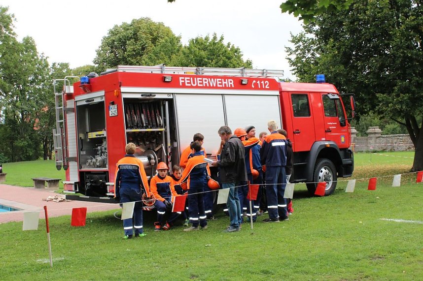 Bei der Er&ouml;ffnung der Wettk&auml;mpfe dabei der B&uuml;rgermeister von Ebeleben (SPD). Mit Schwimmbad in Ebeleben bieten wir ein gute Wettkampfst&auml;tte. Und in der Tat, es ist gut Platz vorhanden und wenn wirklich mal stark die Sonne scheint, spende B&auml;ume Schatten. Und in der Wettkampfpausen k&ouml;nnen die Spielger&auml;te genutzt werden. 