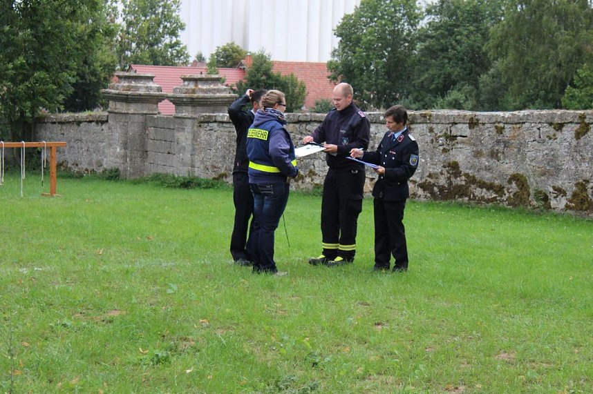 Bei der Er&ouml;ffnung der Wettk&auml;mpfe dabei der B&uuml;rgermeister von Ebeleben (SPD). Mit Schwimmbad in Ebeleben bieten wir ein gute Wettkampfst&auml;tte. Und in der Tat, es ist gut Platz vorhanden und wenn wirklich mal stark die Sonne scheint, spende B&auml;ume Schatten. Und in der Wettkampfpausen k&ouml;nnen die Spielger&auml;te genutzt werden. 