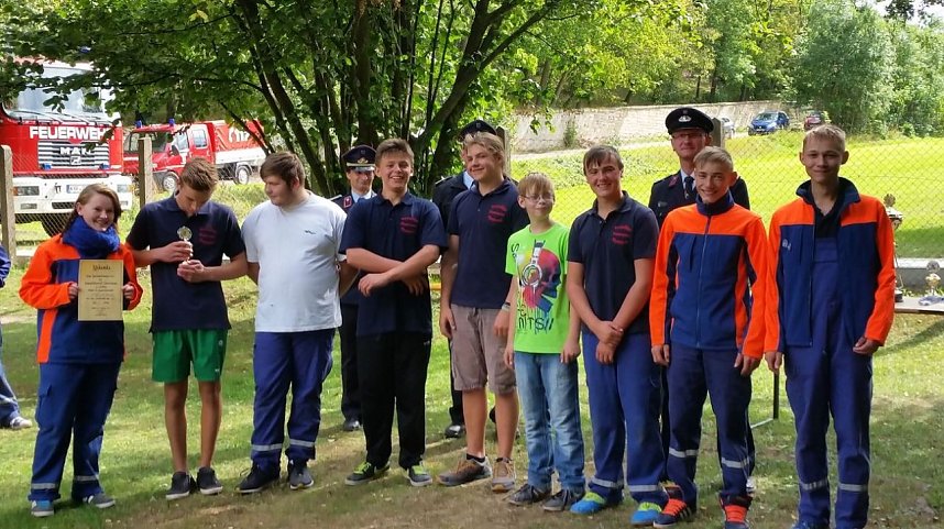 Junge Feuerwehrleute im Wettstreit (2)