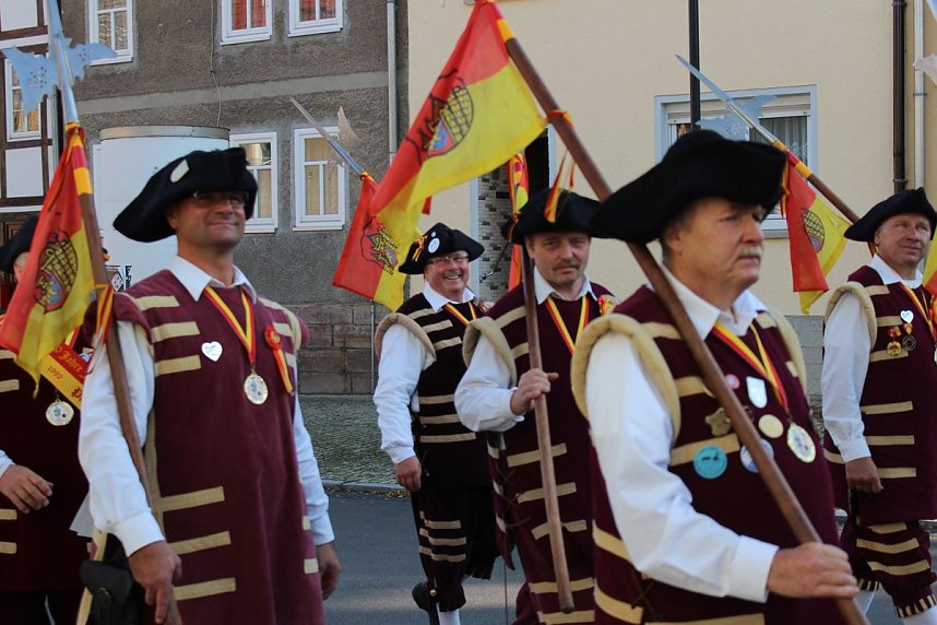 Hausm&auml;nner verk&uuml;nden Er&ouml;ffnung Bauernmarkt
