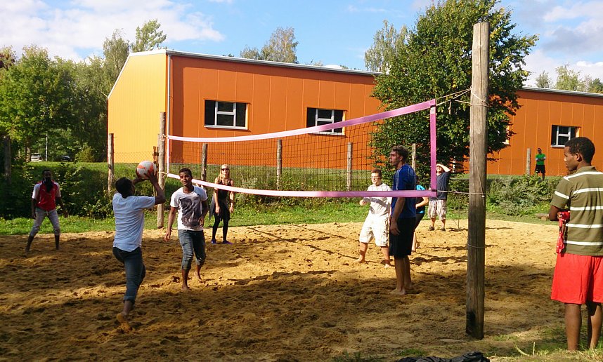 Interkulturelles Volleyballturnier auf dem Abenteuerspielplatz